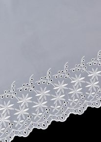 bonprix Perdea scurtă, broderie spartă, cu poliester reciclat, alb, Î/Lă: 30/96 cm