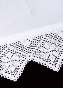 bonprix Raffroló horgolt szegéllyel fehér Mag./Sz.: 140/45 cm