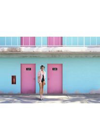 queence Acrylglasbild »Frau vor Hauswand« Bilder von Frauen Fashion Frau Kunst Mode Fine Art-Print in Galeriequalität in schwarz, Größe B/H/T: 90...