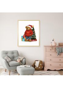 queence, Bild mit Rahmen &raquo;Teddy B&auml;r mit Weihnachtsm&uuml;tze vor Tannenbaum&laquo; B&auml;r B&auml;ren Fashion Figuren Mode Modebilder HD Premium Poster-Druck inkl. 