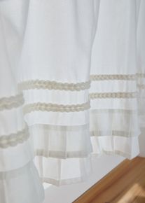 bonprix Perdea scurtă din bumbac organic, cu volănaș, alb, &Icirc;/Lă: 30/85 cm