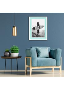 Bild mit Rahmen queence "Frau, Logo, Surfbrett schwarz wei&szlig;", blau (farbe rahmen: wei&szlig;, farbe bild(er): t&uuml;rkis), B:30cm H:40cm T:2cm, Acrylglas, Holz, Bilder, Bild mit Rahmen, Poster mit buntem Acrylglas Passepartout