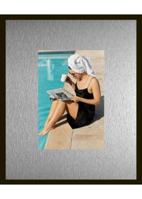 Bild queence "Trend Wandbild, Wandkunst, Kunstdruck "Frau am Pool", farbe rahmen: schwarz, farbe bild(er): silber, B:40cm H:30cm T:1,5cm, Aluminium, Bilder, Bild, inkl. Passepartout aus hochwertigem Aluminium und schwarzem Rahmen