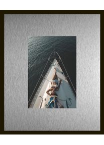 Bild queence "Trend Wandbild, Wandkunst, Kunstdruck "Frau auf Segelboot", farbe rahmen: schwarz, farbe bild(er): silber, B:40cm H:30cm T:1,5cm, Aluminium, Bilder, Bild, inkl. Passepartout aus hochwertigem Aluminium und schwarzem Rahmen