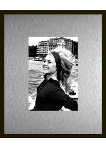 Bild queence "Trend Wandbild, Wandkunst, Kunstdruck "Brigitte Bardot", farbe rahmen: schwarz, farbe bild(er): silber, B:40cm H:30cm T:1,5cm, Aluminium, Bilder, Bild, inkl. Passepartout aus hochwertigem Aluminium und schwarzem Rahmen