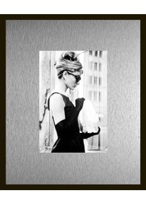 Bild queence "Trend Wandbild, Wandkunst, Kunstdruck "Audrey Hepburn", farbe rahmen: schwarz, farbe bild(er): silber, B:40cm H:30cm T:1,5cm, Aluminium, Bilder, Bild, inkl. Passepartout aus hochwertigem Aluminium und schwarzem Rahmen