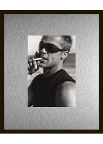 Bild queence "Trend Wandbild, Wandkunst, Kunstdruck "Brad Pitt mit Zigarette", farbe rahmen: schwarz, farbe bild(er): silber, B:40cm H:30cm T:1,5cm, Aluminium, Bilder, Bild, inkl. Passepartout aus hochwertigem Aluminium und schwarzem Rahmen