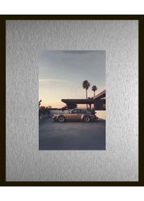 Bild queence "Trend Wandbild, Wandkunst, Kunstdruck "Rennwagen in Palm Springs", farbe rahmen: schwarz, farbe bild(er): silber, B:40cm H:30cm T:1,5cm, Aluminium, Bilder, Bild, inkl. Passepartout aus hochwertigem Aluminium und schwarzem Rahmen