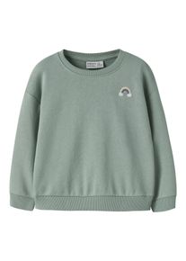 Sweatshirt name it "NMFVALLENE LS RLX SWEAT UNB", M&auml;dchen, Gr. 122/128, gr&uuml;n milieu print:rainbow, Sweatware, Obermaterial: 60% Baumwolle, 40% Polyester, bestickt, relaxed fit normal, Rundhals, Rippb&uuml;ndchen, Sweatshirts Sweatshirt, Baumwollmischung, Stickerei