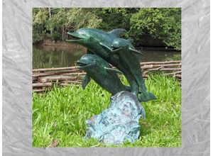 IDYL Gartenfigur »IDYL Bronze-Skulptur Drei Delphine Brunnen wasserspeiend