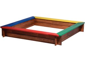 Viereckiger Sandkasten mit bunten Sitzflächen