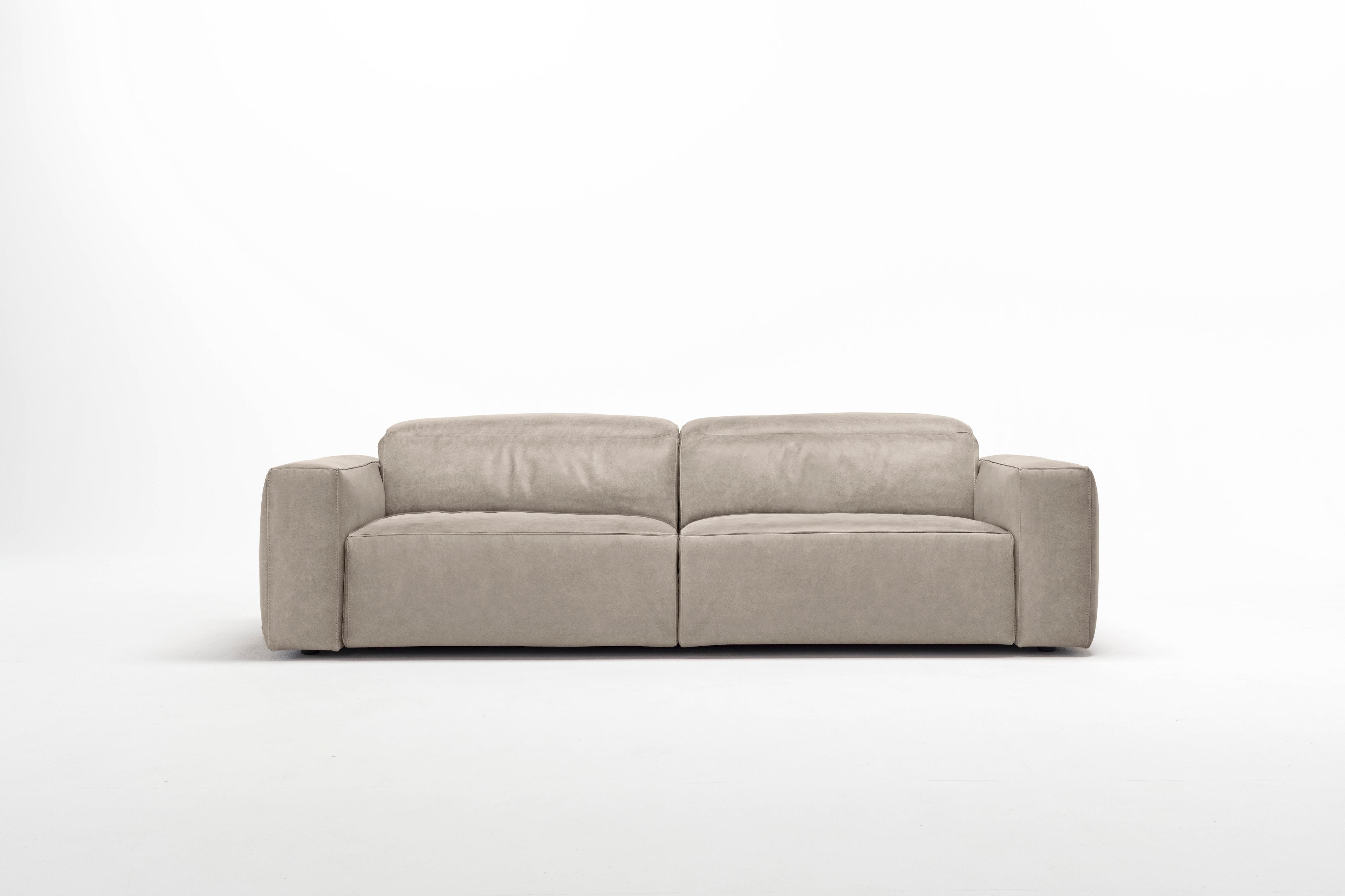 2,5-Sitzer EGOITALIANO "Beverly, Designsofa mit erstklassigem Sitzkomfort und tollen Details", grau (opal grau), B:242cm H:95cm T:109cm, Luxus-Micofaser Lederoptik (100% Polyester) ist ein neues technisches Gewebe mit einem visuellen und taktilen Asp